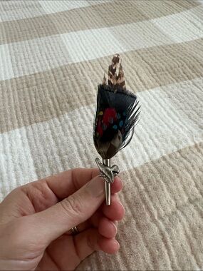 Feathered brooch with SS - Multicolor